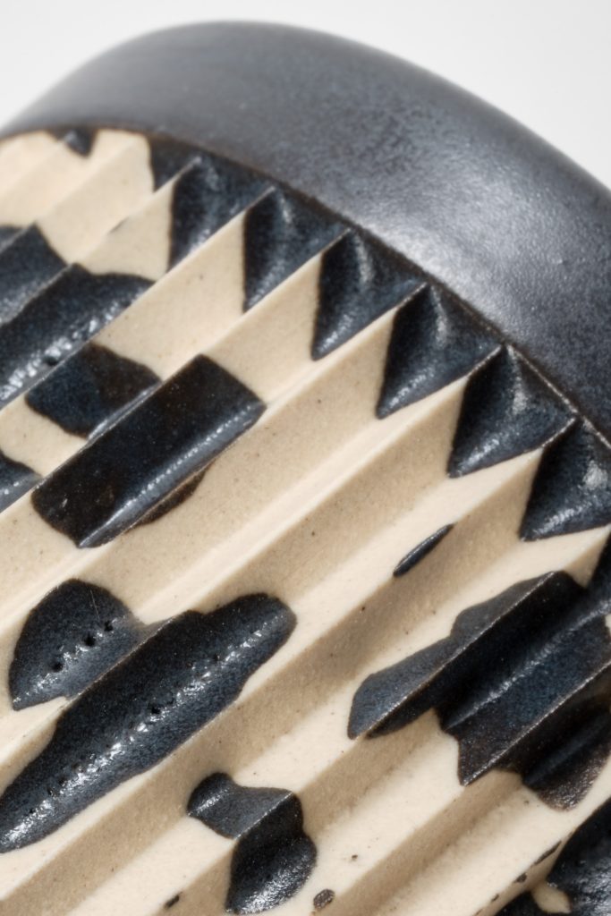 FÓBE ceramics black dots